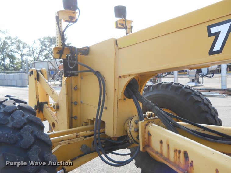 image for item EY9572 2001 John Deere 770CH  motor grader