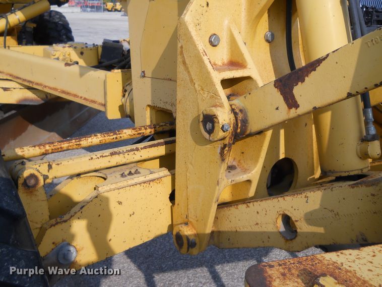 image for item EY9572 2001 John Deere 770CH  motor grader