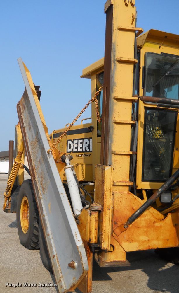 image for item EY9572 2001 John Deere 770CH  motor grader