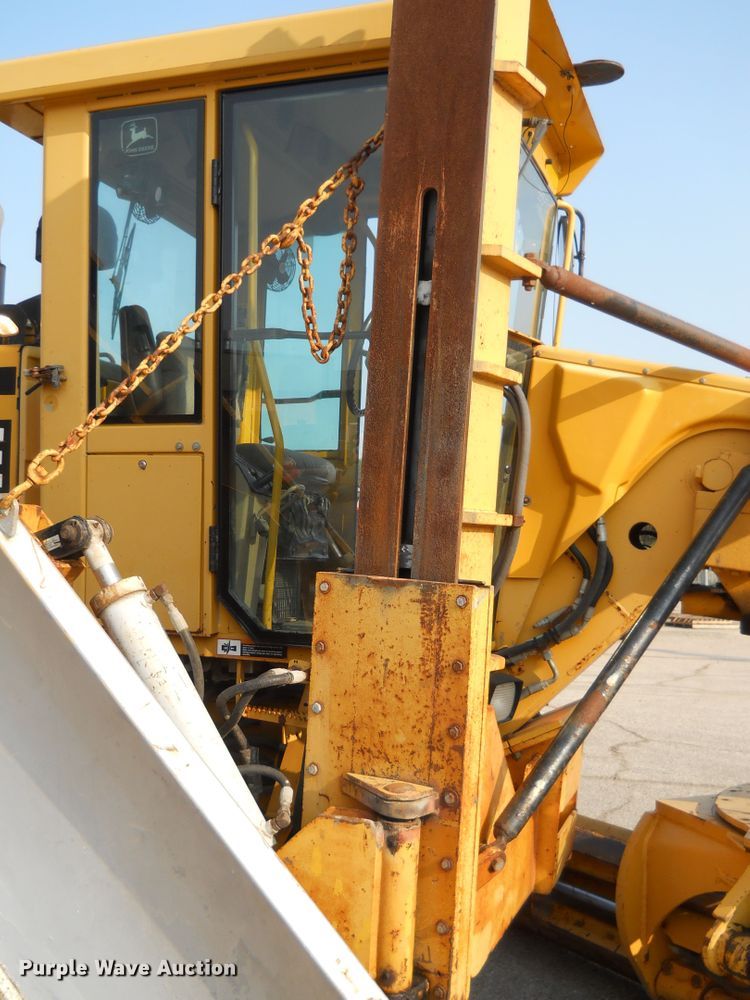 image for item EY9572 2001 John Deere 770CH  motor grader