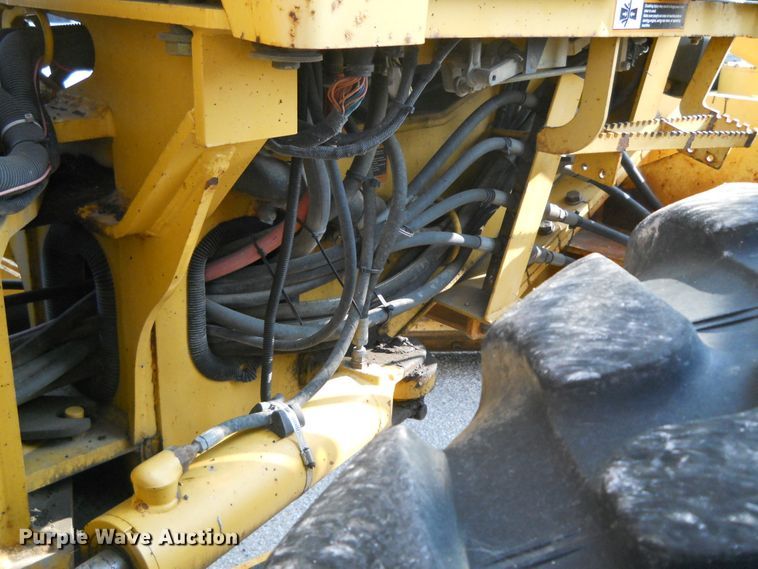 image for item EY9572 2001 John Deere 770CH  motor grader