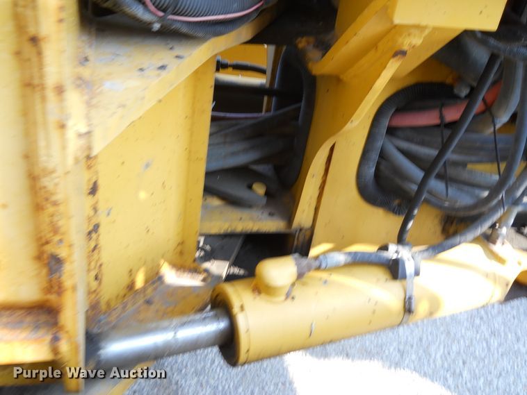 image for item EY9572 2001 John Deere 770CH  motor grader