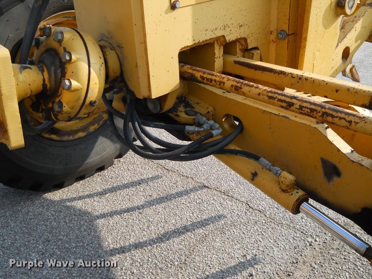 image for item EY9572 2001 John Deere 770CH  motor grader