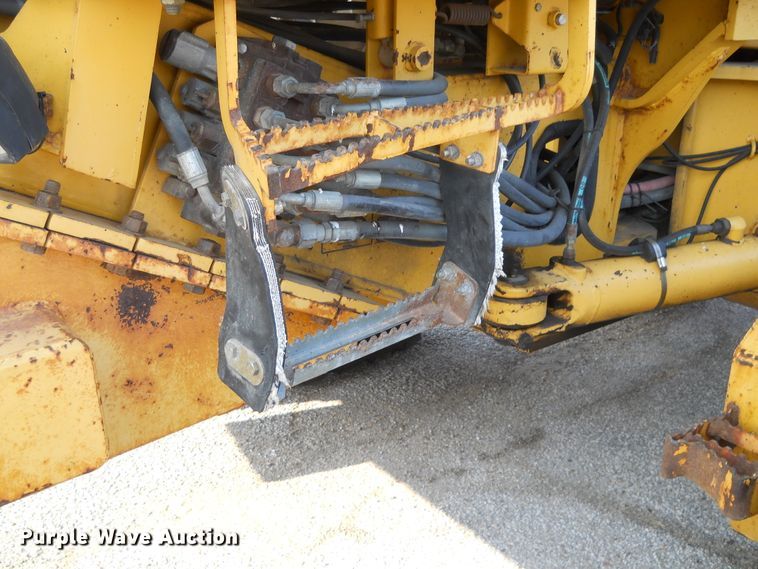 image for item EY9572 2001 John Deere 770CH  motor grader