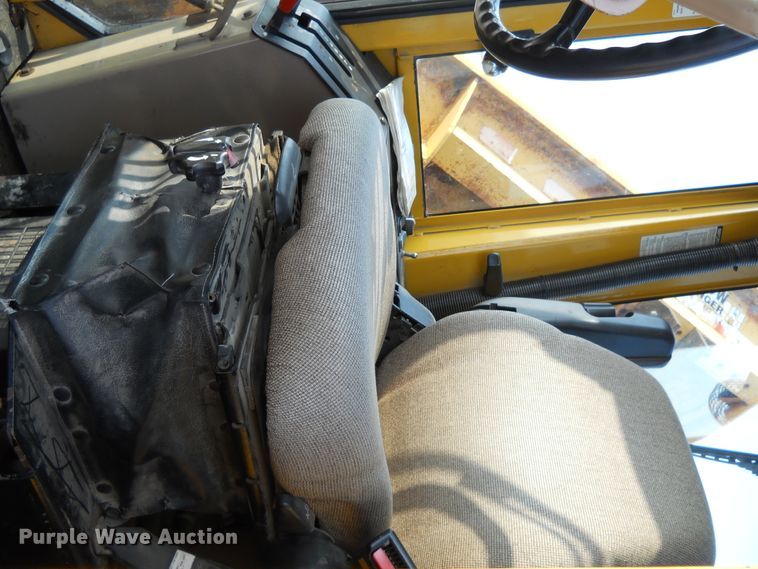 image for item EY9572 2001 John Deere 770CH  motor grader