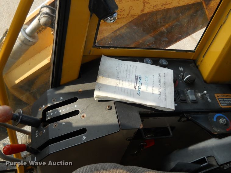 image for item EY9572 2001 John Deere 770CH  motor grader