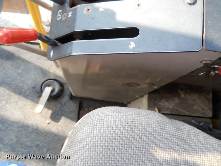 image for item EY9572 2001 John Deere 770CH  motor grader