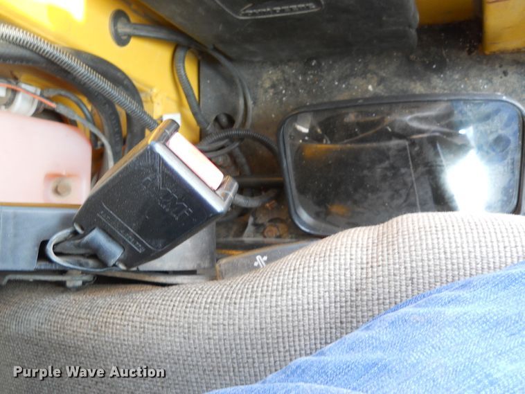 image for item EY9572 2001 John Deere 770CH  motor grader