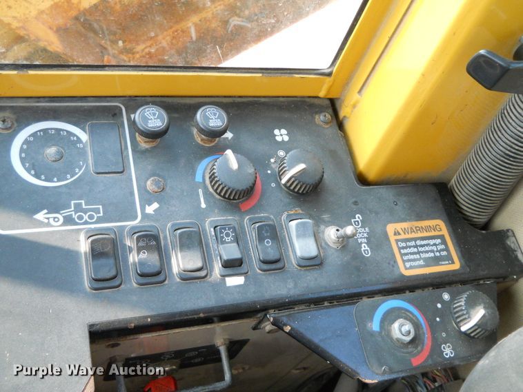 image for item EY9572 2001 John Deere 770CH  motor grader