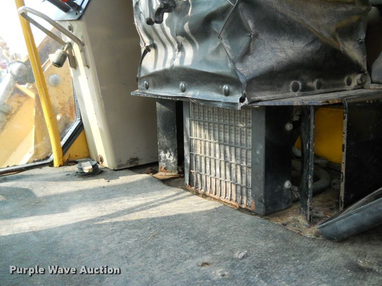 image for item EY9572 2001 John Deere 770CH  motor grader