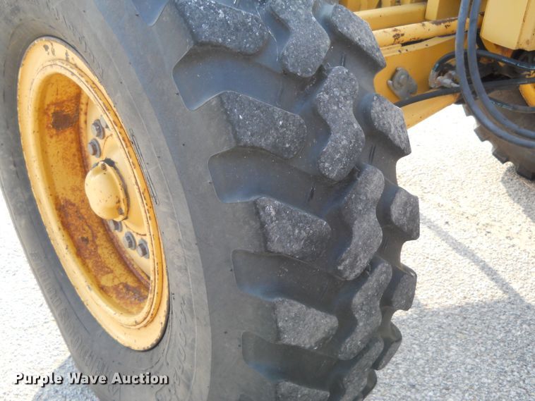 image for item EY9572 2001 John Deere 770CH  motor grader