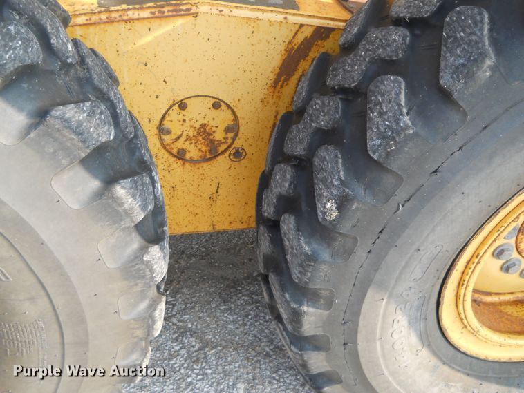 image for item EY9572 2001 John Deere 770CH  motor grader