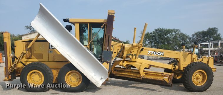 image for item EY9573 2001 John Deere 770CH  motor grader