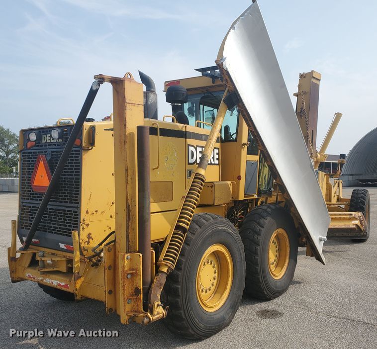 image for item EY9573 2001 John Deere 770CH  motor grader