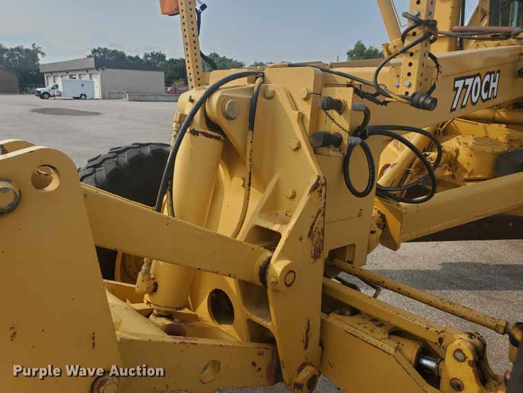 image for item EY9573 2001 John Deere 770CH  motor grader