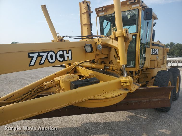 image for item EY9573 2001 John Deere 770CH  motor grader