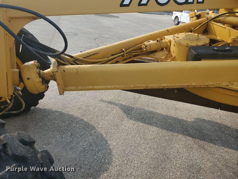 image for item EY9573 2001 John Deere 770CH  motor grader