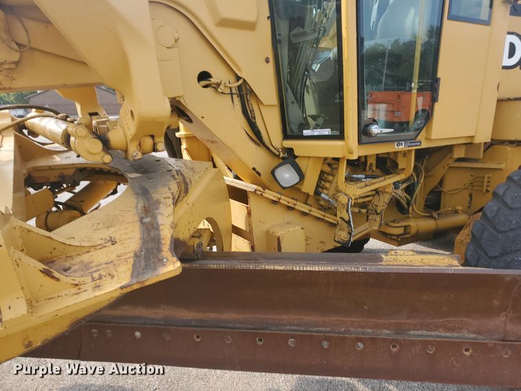 image for item EY9573 2001 John Deere 770CH  motor grader