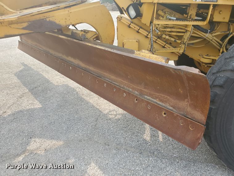 image for item EY9573 2001 John Deere 770CH  motor grader