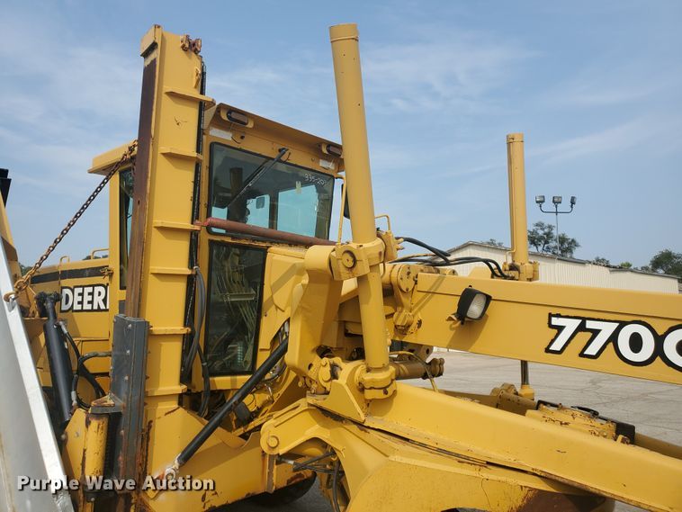 image for item EY9573 2001 John Deere 770CH  motor grader