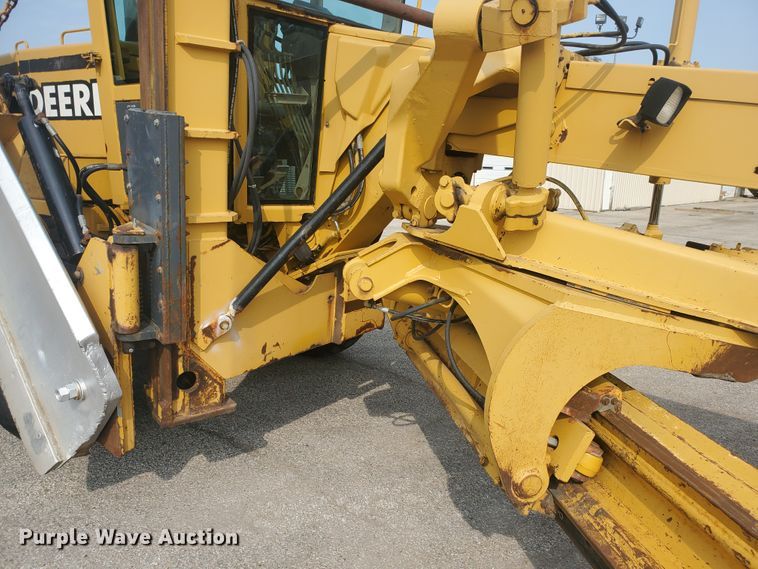 image for item EY9573 2001 John Deere 770CH  motor grader