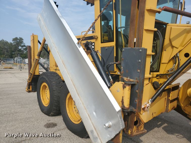 image for item EY9573 2001 John Deere 770CH  motor grader