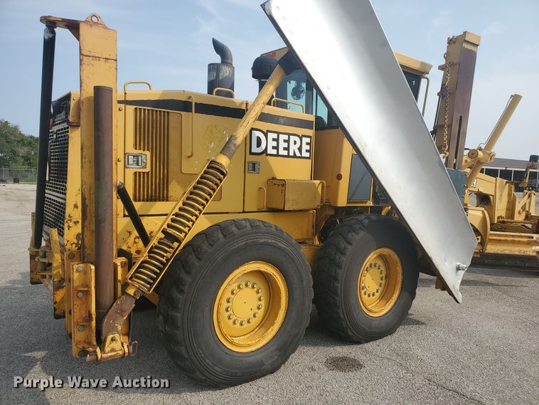 image for item EY9573 2001 John Deere 770CH  motor grader