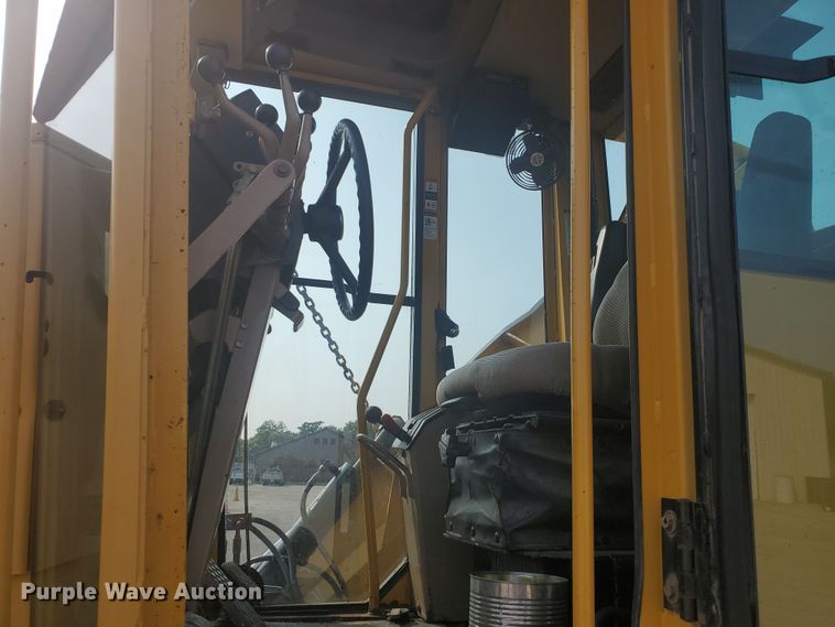 image for item EY9573 2001 John Deere 770CH  motor grader