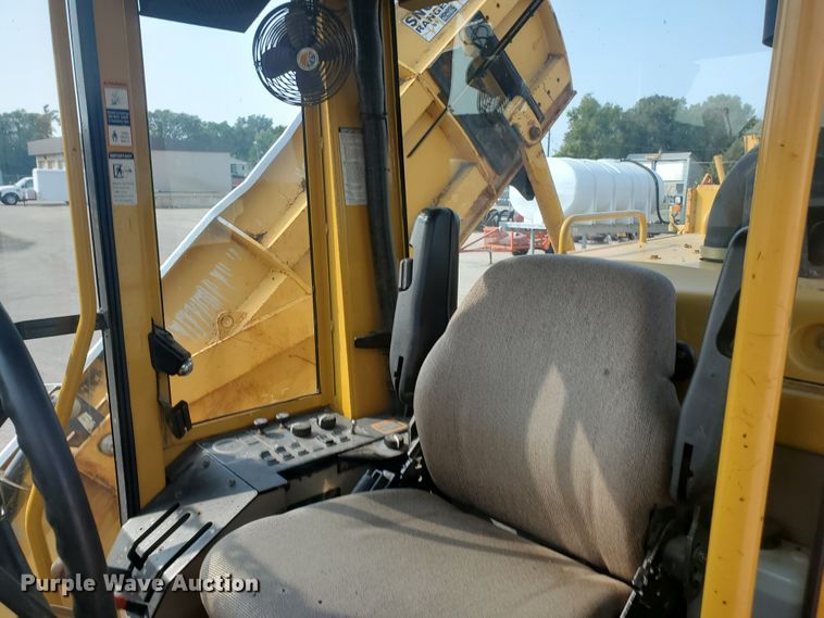 image for item EY9573 2001 John Deere 770CH  motor grader