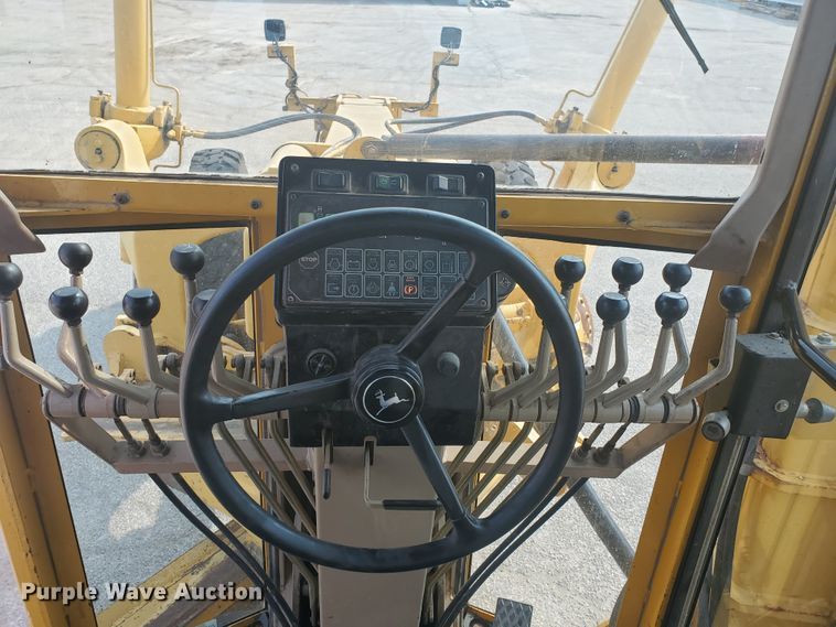 image for item EY9573 2001 John Deere 770CH  motor grader