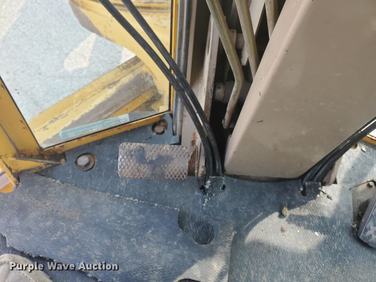 image for item EY9573 2001 John Deere 770CH  motor grader