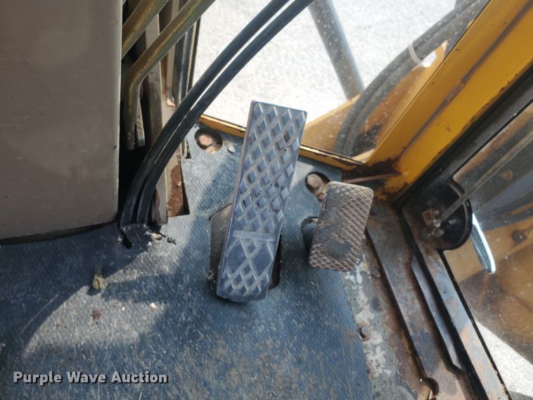 image for item EY9573 2001 John Deere 770CH  motor grader