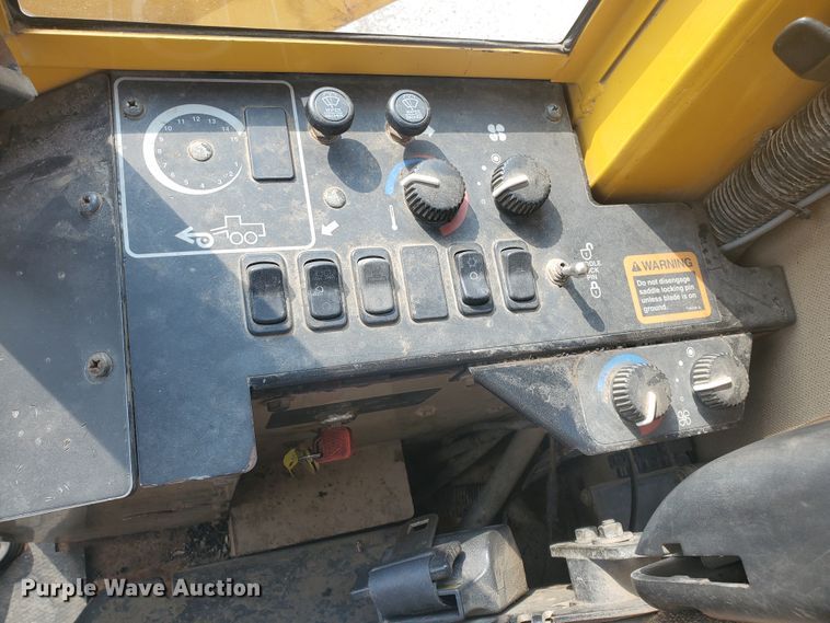 image for item EY9573 2001 John Deere 770CH  motor grader