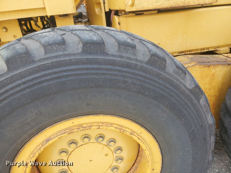 image for item EY9573 2001 John Deere 770CH  motor grader