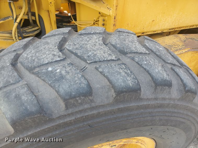 image for item EY9573 2001 John Deere 770CH  motor grader