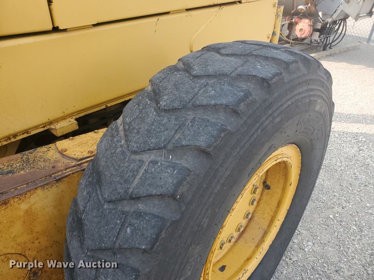 image for item EY9573 2001 John Deere 770CH  motor grader