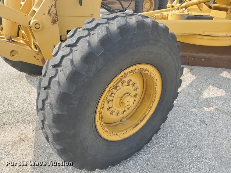 image for item EY9573 2001 John Deere 770CH  motor grader