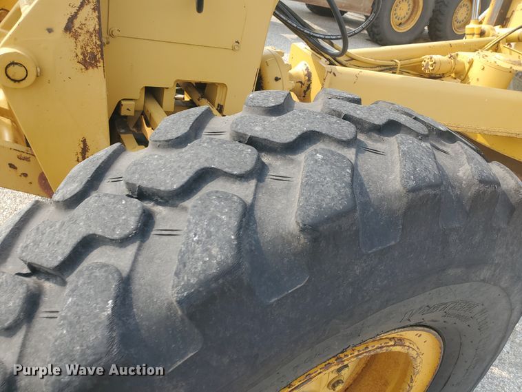 image for item EY9573 2001 John Deere 770CH  motor grader