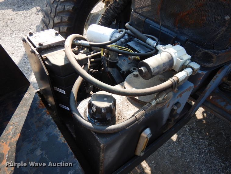 image for item FR9081 2001 New Holland TS100  4WD tractor