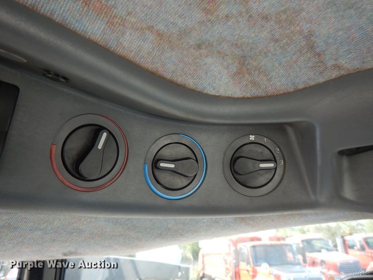 image for item FR9083 2001 New Holland TS100  tractor