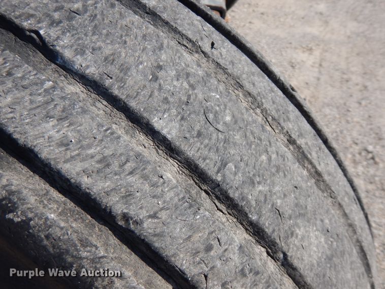 image for item FR9083 2001 New Holland TS100  tractor