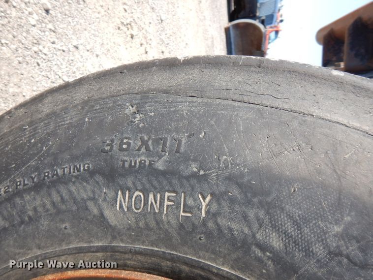 image for item FR9083 2001 New Holland TS100  tractor