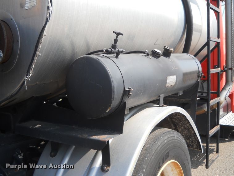 image for item HO9515 2002 Freightliner FL60  oil distributor truck