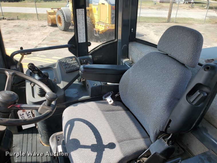 image for item HO9519 2005 John Deere 444J  wheel loader