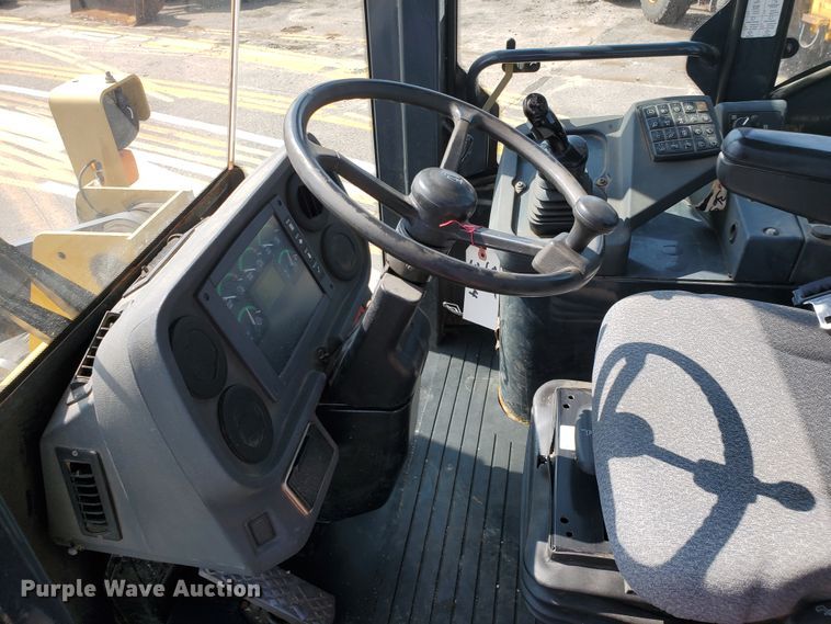 image for item HO9519 2005 John Deere 444J  wheel loader