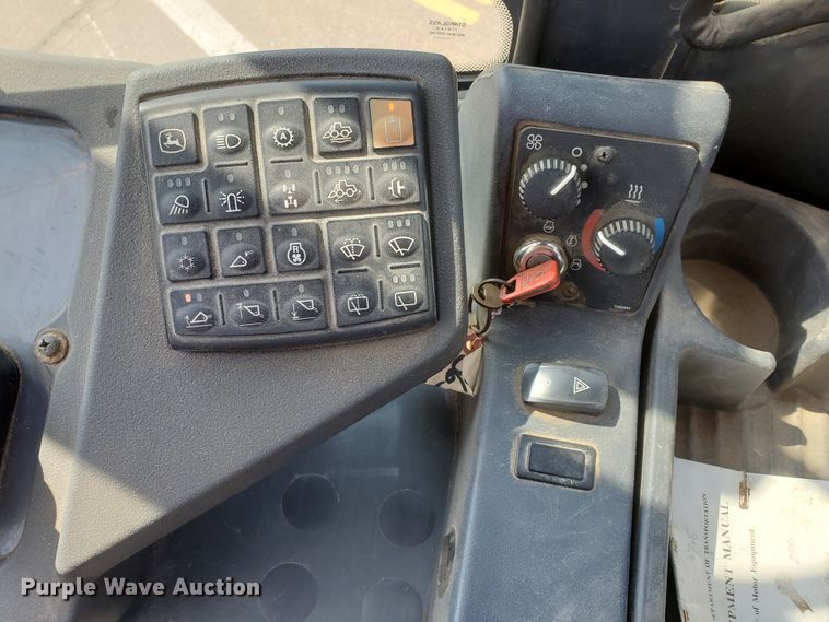 image for item HO9519 2005 John Deere 444J  wheel loader