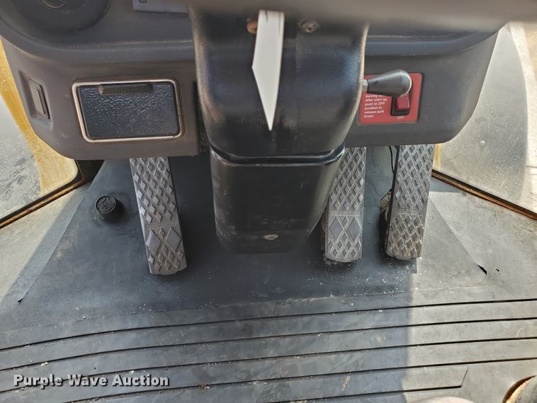 image for item HO9519 2005 John Deere 444J  wheel loader