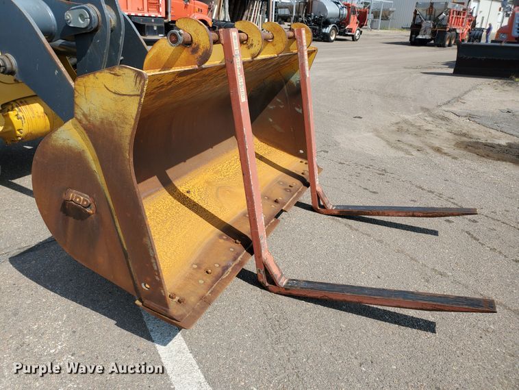 image for item HO9519 2005 John Deere 444J  wheel loader