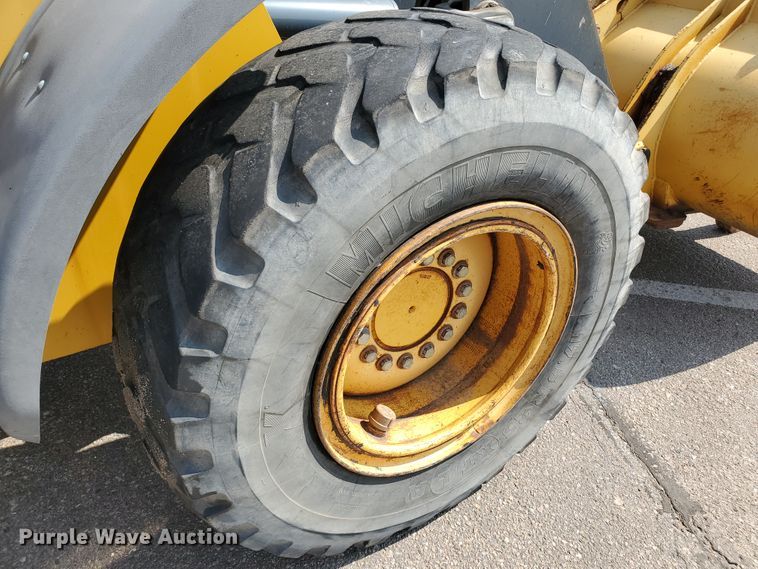 image for item HO9519 2005 John Deere 444J  wheel loader