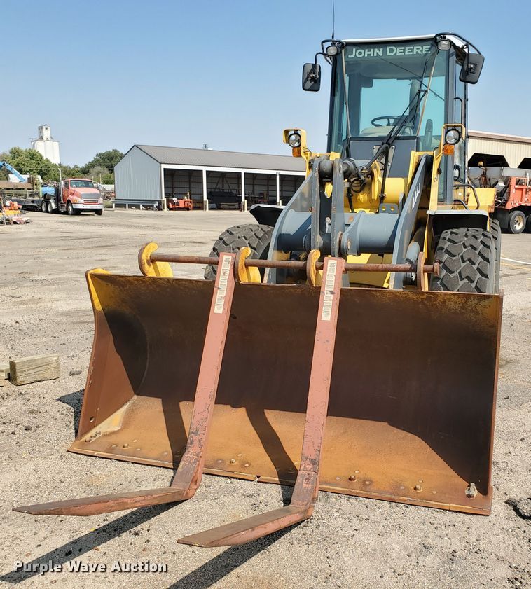 image for item HO9520 2005 John Deere 444J  wheel loader